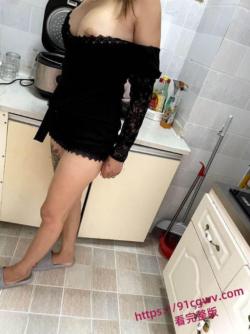 乱伦大神新作 嫂子蕾丝搭配丁字裤诱惑十足 厨房做饭被各种猛操 尽显反差骚态！-7