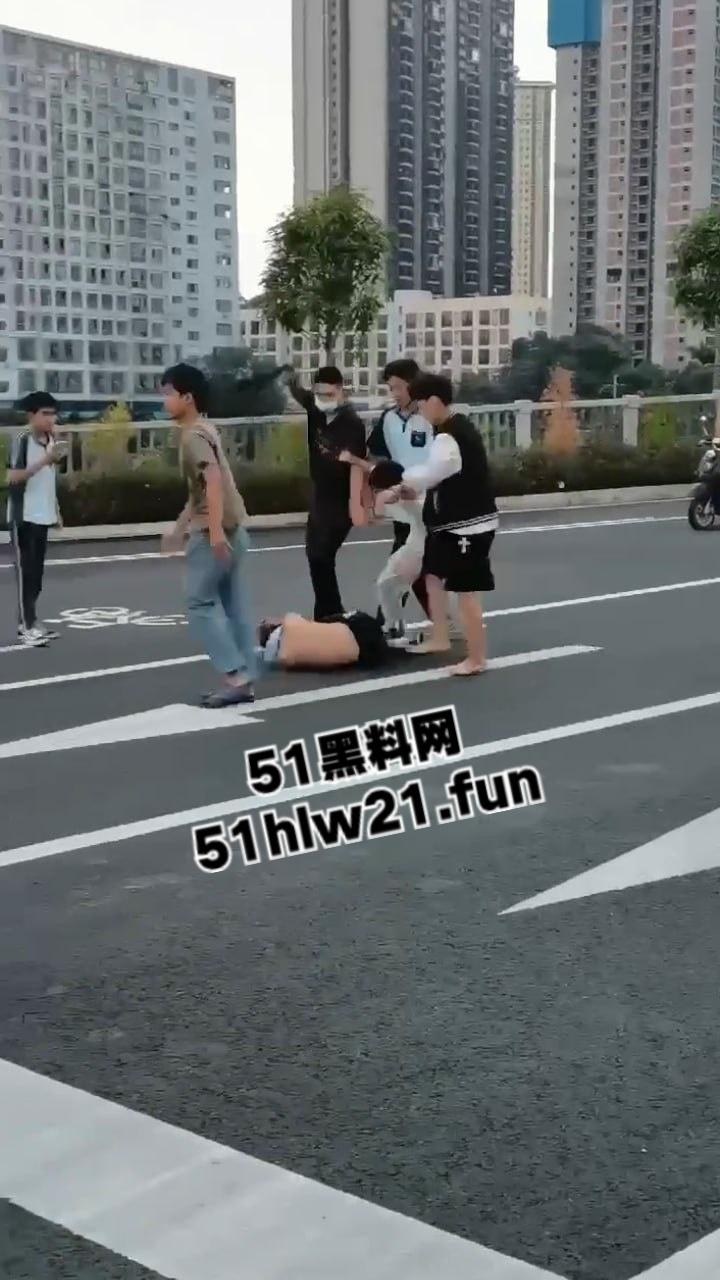 广西南宁三中，女学生遭同学霸凌殴打，打人精神小妹身材被扒8名殴打人员已被逮捕拘留。-1