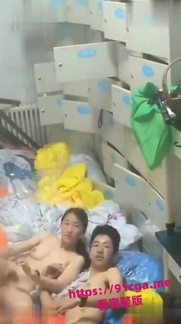 大连市第二十四中学学生仓库做爱被偷拍-3