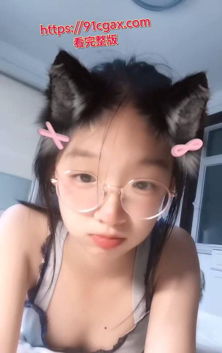 刚满18岁的浙江台州玉环县眼镜娘江雯婷。-1