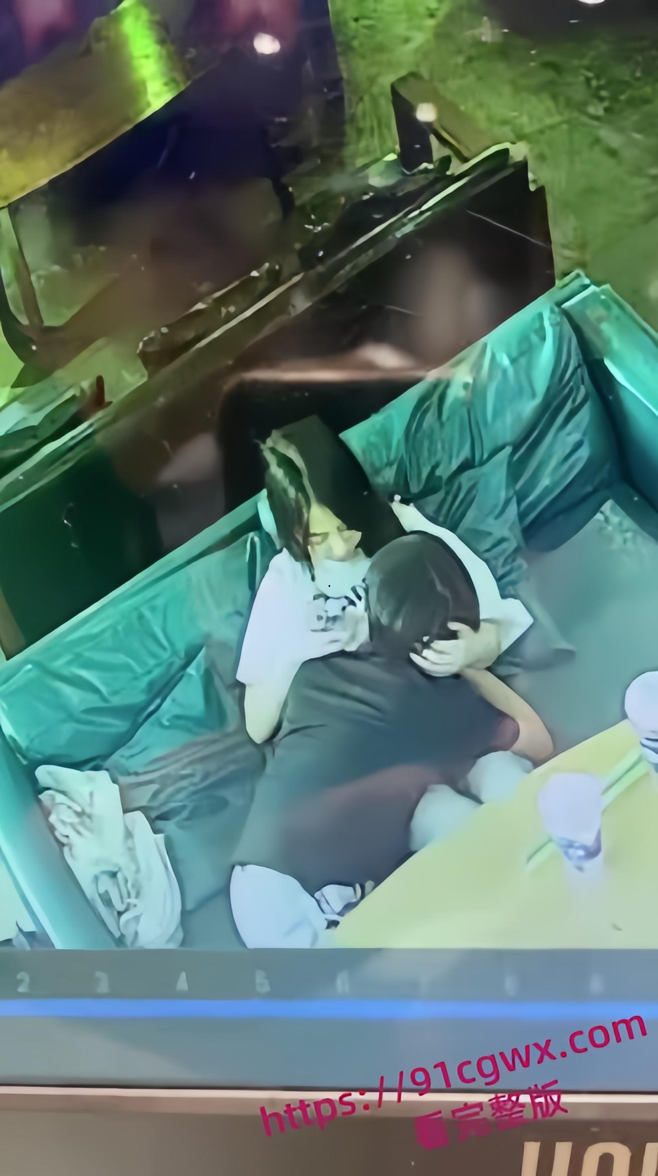 广西玉林陆川县仙尼奶茶店口交门事件，陆川县二中的高冷女神孙晓慧被同学发现给校外的精神小伙口交-1