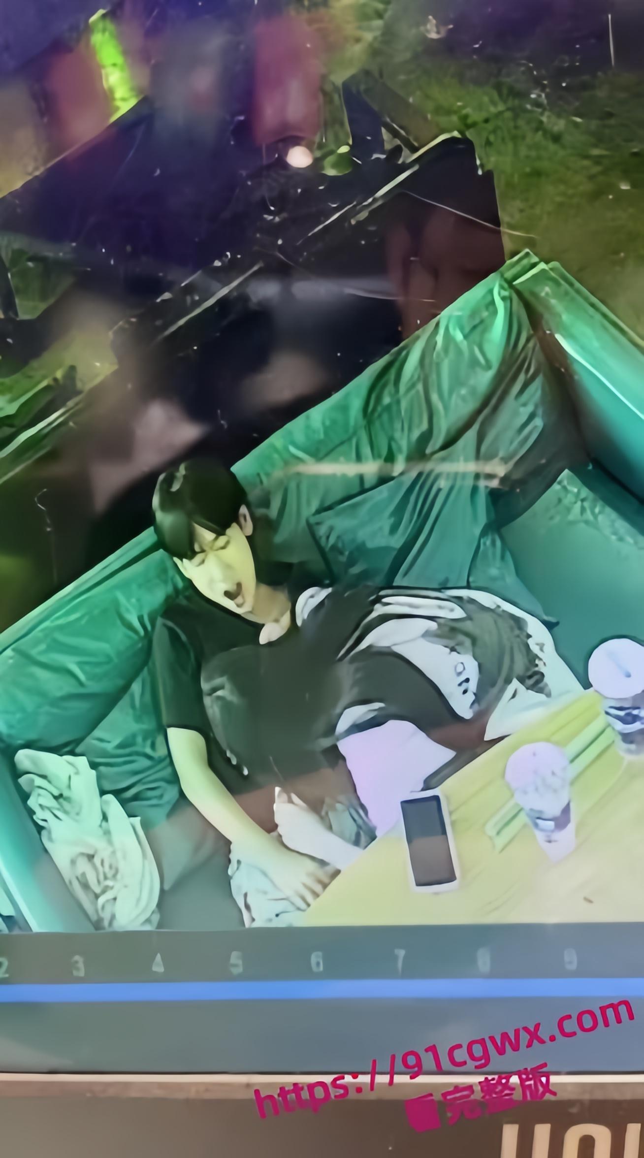 广西玉林陆川县仙尼奶茶店口交门事件，陆川县二中的高冷女神孙晓慧被同学发现给校外的精神小伙口交-4