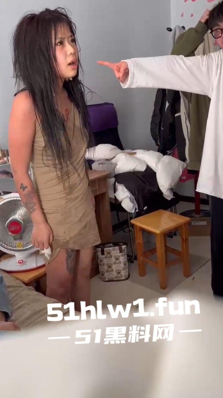 精神小妹霸凌现场，因造谣别人背后诋毁，被人当场抓住殴打，出来会都是要还的，自己也没想到对方真能来找她吧。-4