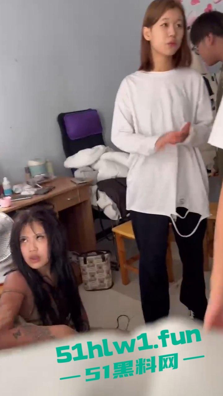 精神小妹霸凌现场，因造谣别人背后诋毁，被人当场抓住殴打，出来会都是要还的，自己也没想到对方真能来找她吧。-7