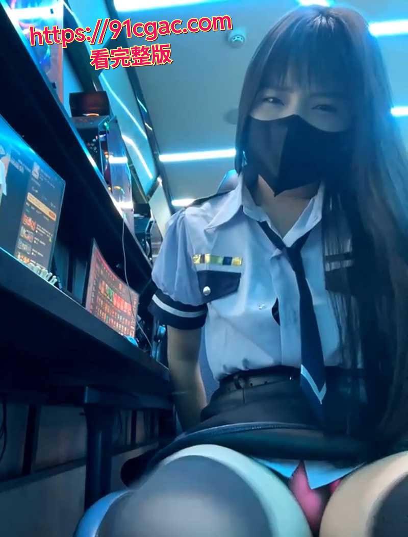 现在这小姑娘太猛了！超纯学生妹 xiao-Lin 居然躲网吧里搞露出直播！-3