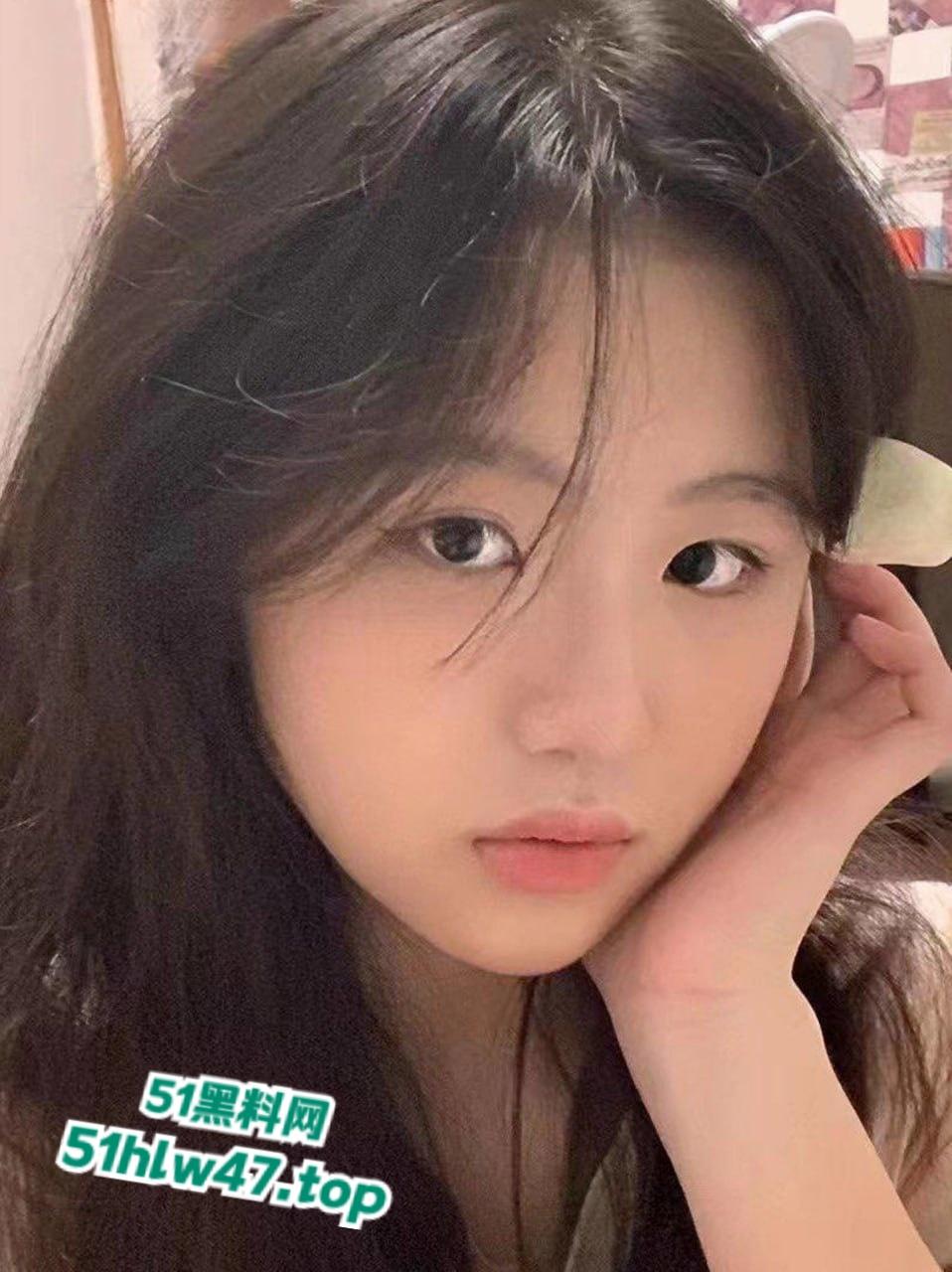 上海反差女大学生【张瑜璇】颜值超甜美的性感嫩妹，给男友发洗澡自慰视频被曝光。-9