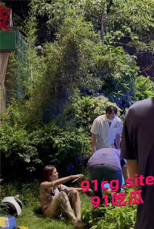 美女骑士超速发生车祸 机车爆燃烧光衣服 几乎全裸在草丛躲避等待救援 #刺激#惊险#裸体-2