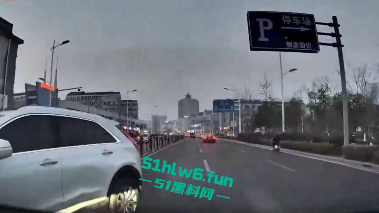 江苏南通小仙女和男友吵架崩溃发疯，竟抢夺方向盘导致车祸，恳求不要告诉警察否则会判刑。-1