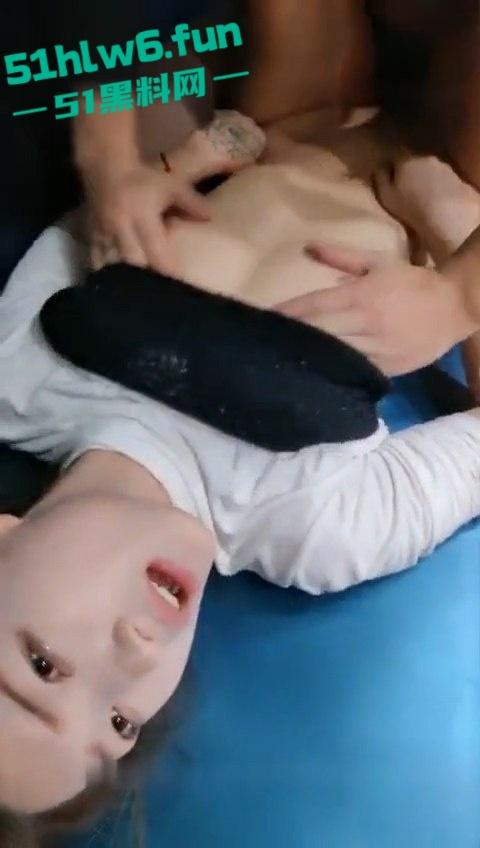 小伙带女友和闺蜜开房，为了刺激竟然让闺蜜勾引外卖小哥，房间玩完再到ktv乱交真是太淫荡了。-2